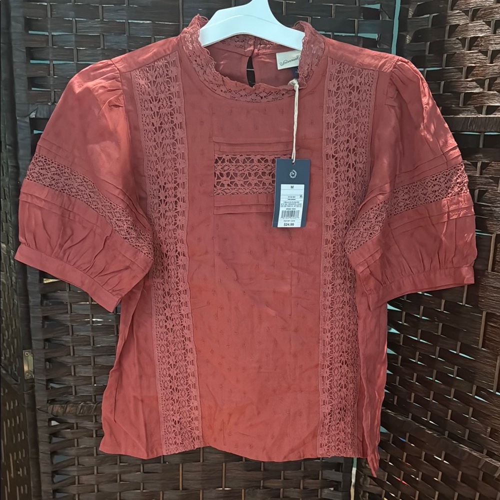 NWT Universal Threads Rust Terra cotta Lace Detail short sleeve Blouse medium M
